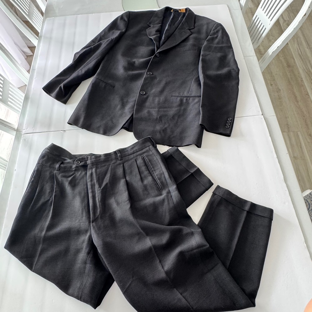 Donna Karan Signature Mens Black Textured 3-Button Suit Made in Italy Pleated